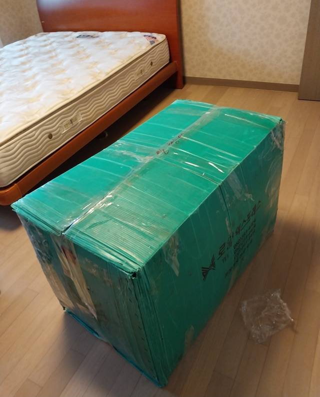 로얄익스프레스 울주군 포장이사 현장 - 침대 옆 포장 박스